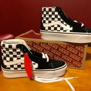 Selling this new with tag never worn vans.